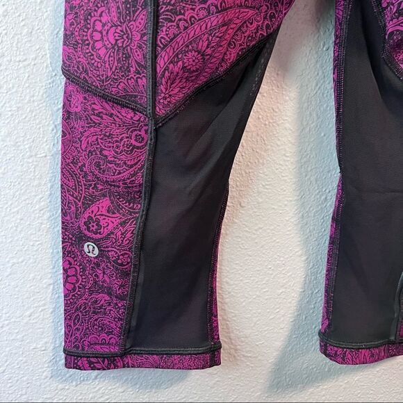 Lululemon Outrun 17" Crop Antique Paisley Deep Fuschia Black / Black - Picture 9 of 9